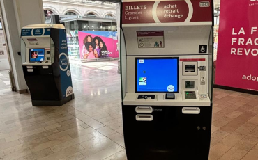 Bornes libre-service en gare de l'Est, réparties dans différentes zones de la gare.