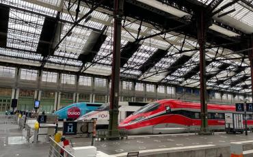 Vue de Trenitalia, TGV Inoui et Ouigo à Paris gare de Lyon