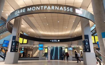 Cercle de signalétique à l'entrée de la gare Montparnasse - niveau métro