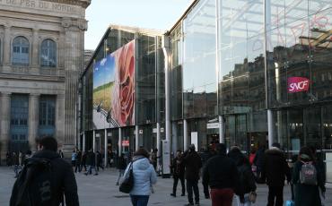 Façade de Paris Gare du Nord avec une grande affiche du manga "L'Attaque des Titans"