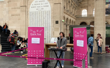 Étienne Perrier s'est produit en direct à la Gare de l'Est lors de l'événement Gare Live, enchantant les voyageurs avec un mélange de ballades pop et de morceaux célèbres.