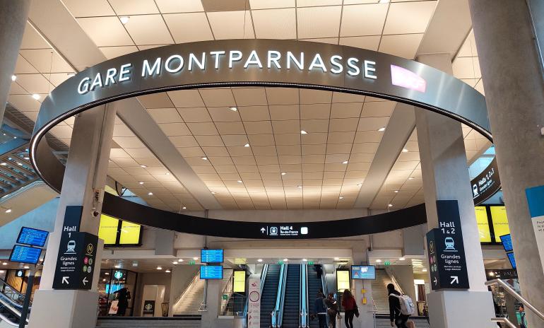 Cercle de signalétique à l'entrée de la gare Montparnasse - niveau métro