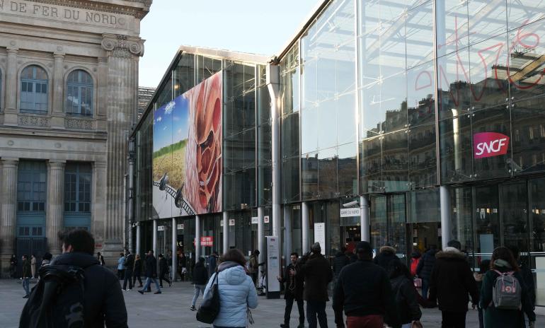 Façade de Paris Gare du Nord avec une grande affiche du manga &quot;L&#039;Attaque des Titans&quot;