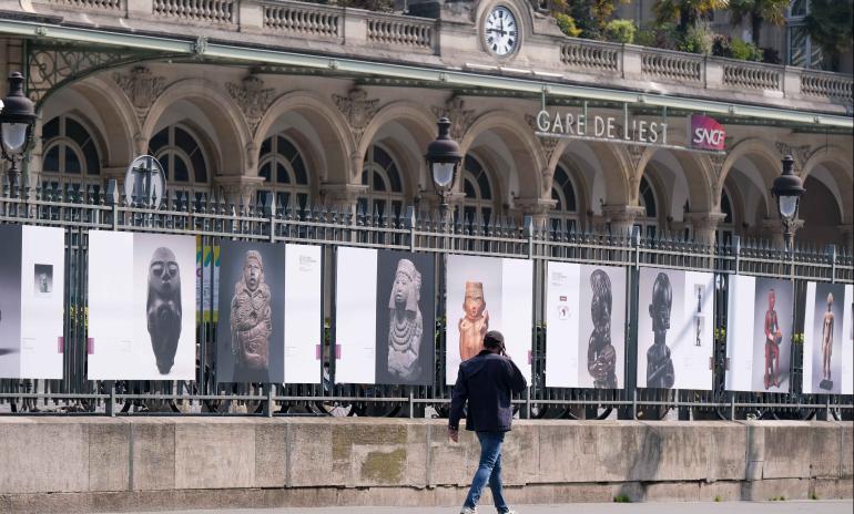 Panneaux représentant des statuettes apposés sur la grille de la gare de l&#039;Est à Paris