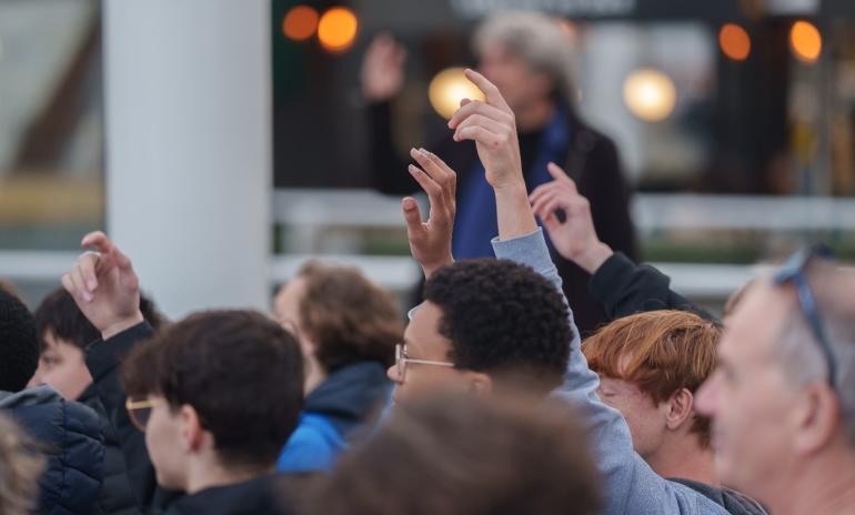 Jeunes qui lèvent la main pendant la dictée en gare de Rennes