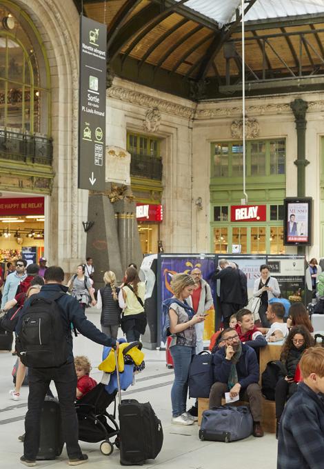 Vue du Hall de départ de la Gare de Lyon avec de nombreux voyageurs