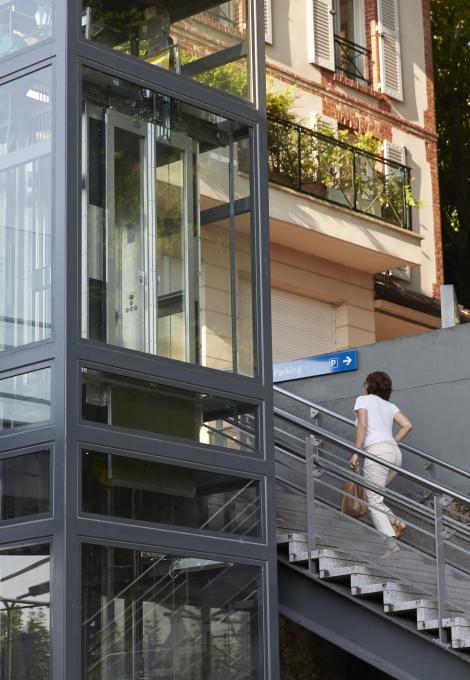 Ascenseur sur le parvis d&#039;une gare