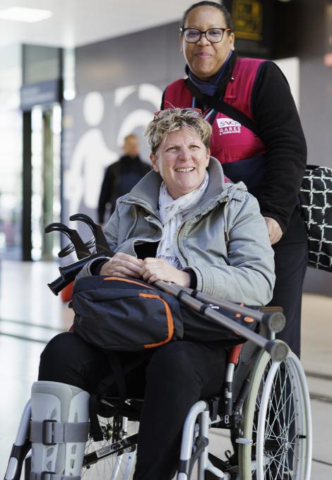 Agent SNCF assistant une personne en fauteuil roulant