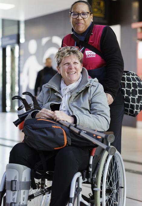 Agent SNCF assistant une personne en fauteuil roulant