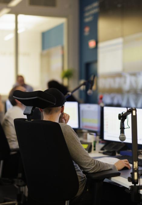 Employé SNCF dans un centre opérationnel d&#039;une gare